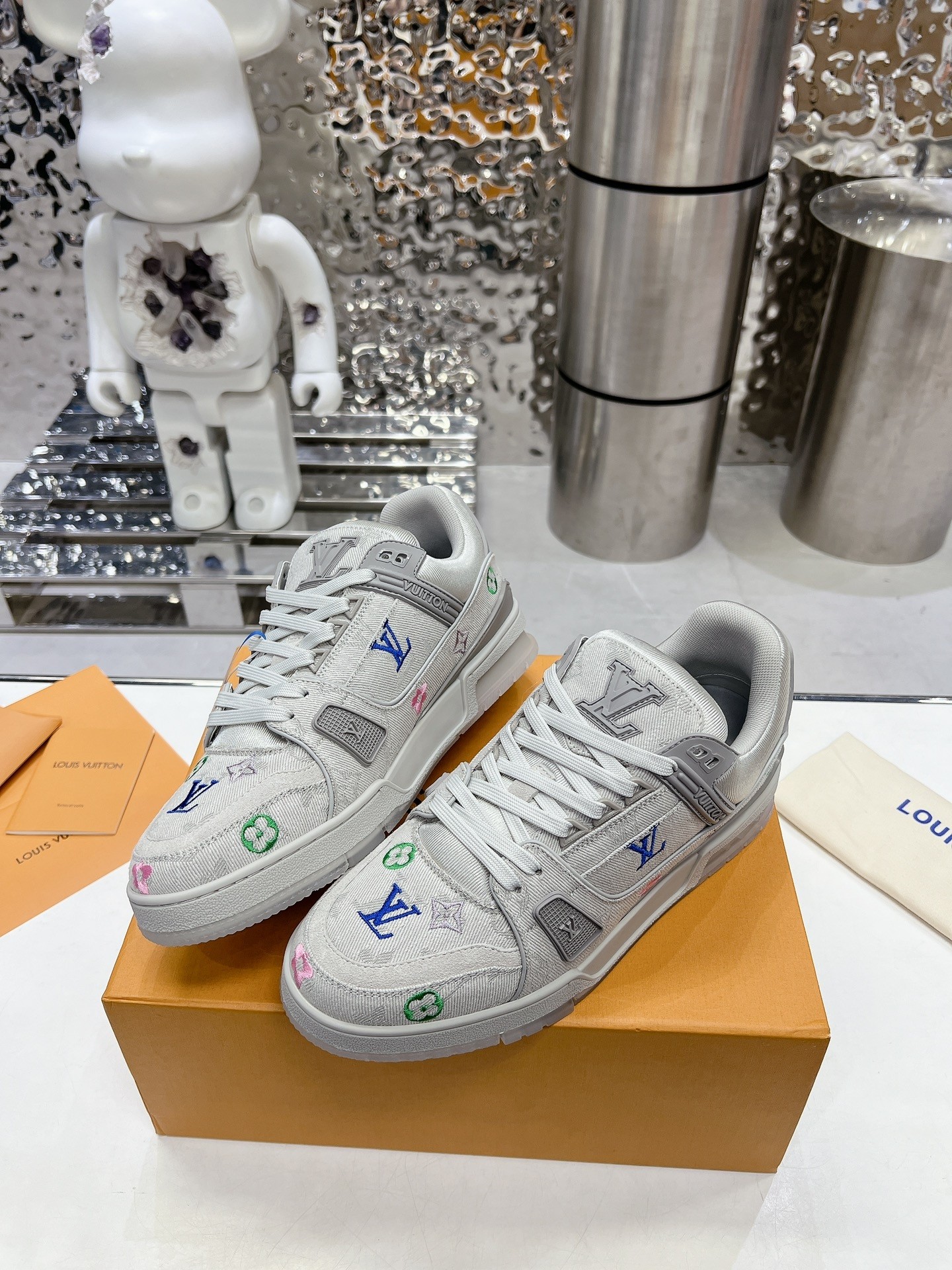 L X V TRAINER detail 4