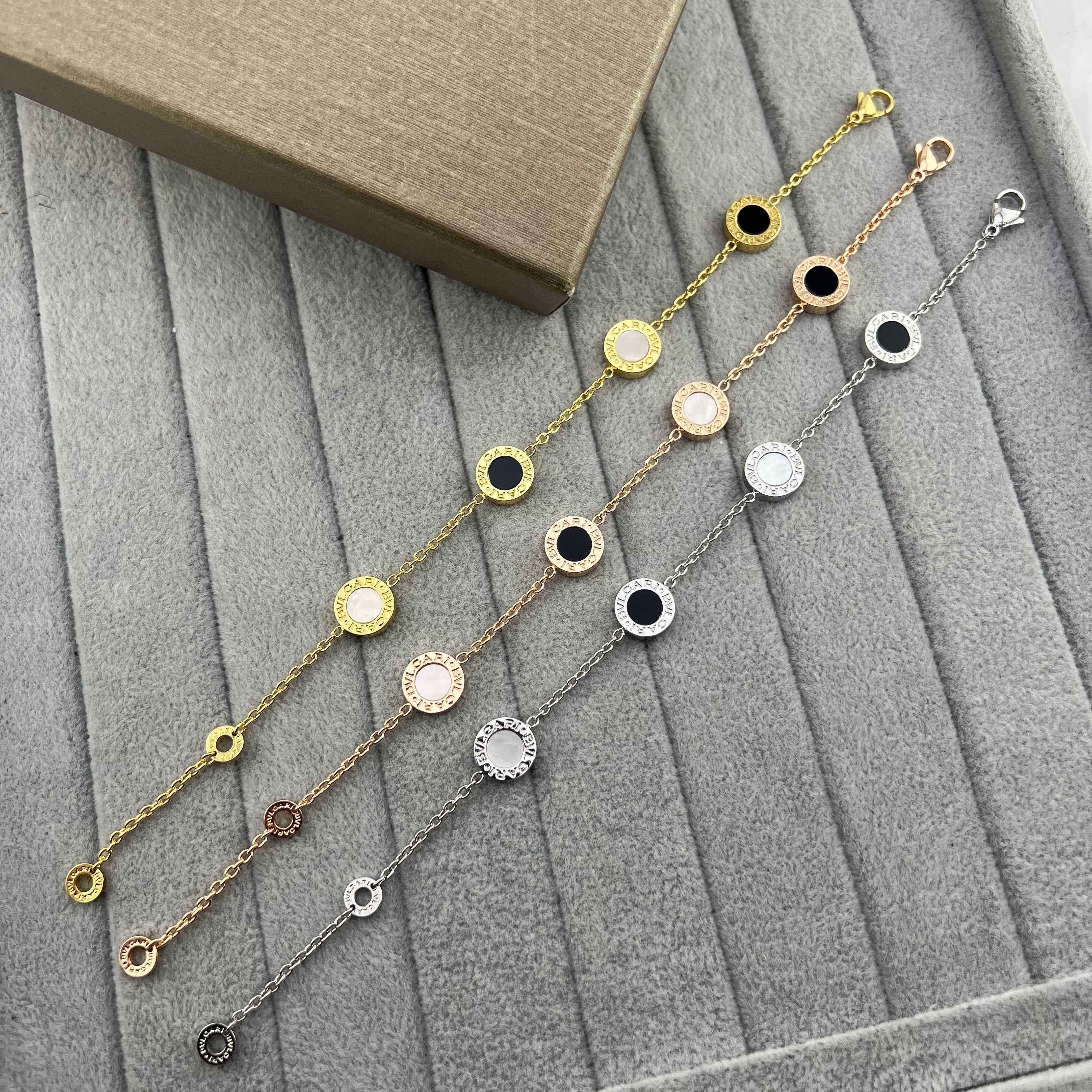 Mother-of-pearl four-flower bracelet - Artisantouchss