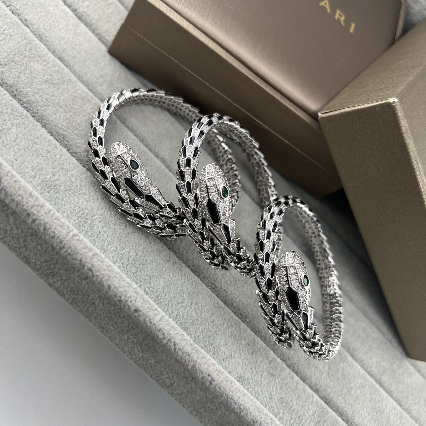Serpentine black onyx and diamond coil-arm spring bracelet - Artisantouchss