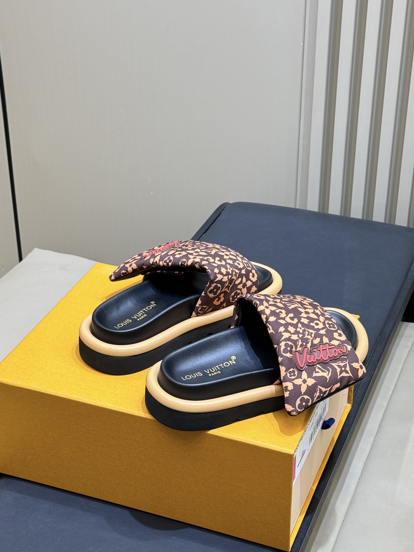 L X V SLIPPERS detail 3