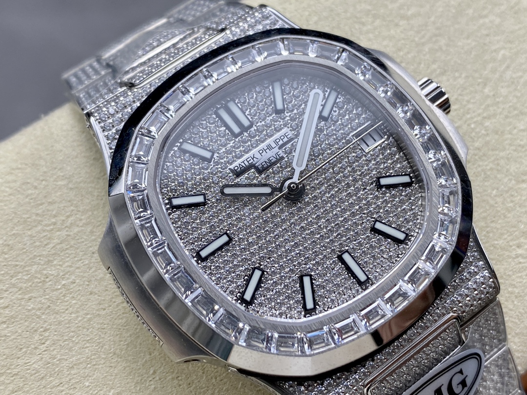 Patek Philippe Nautilus Diamond 5711 40mm & 35mm Replica Watch