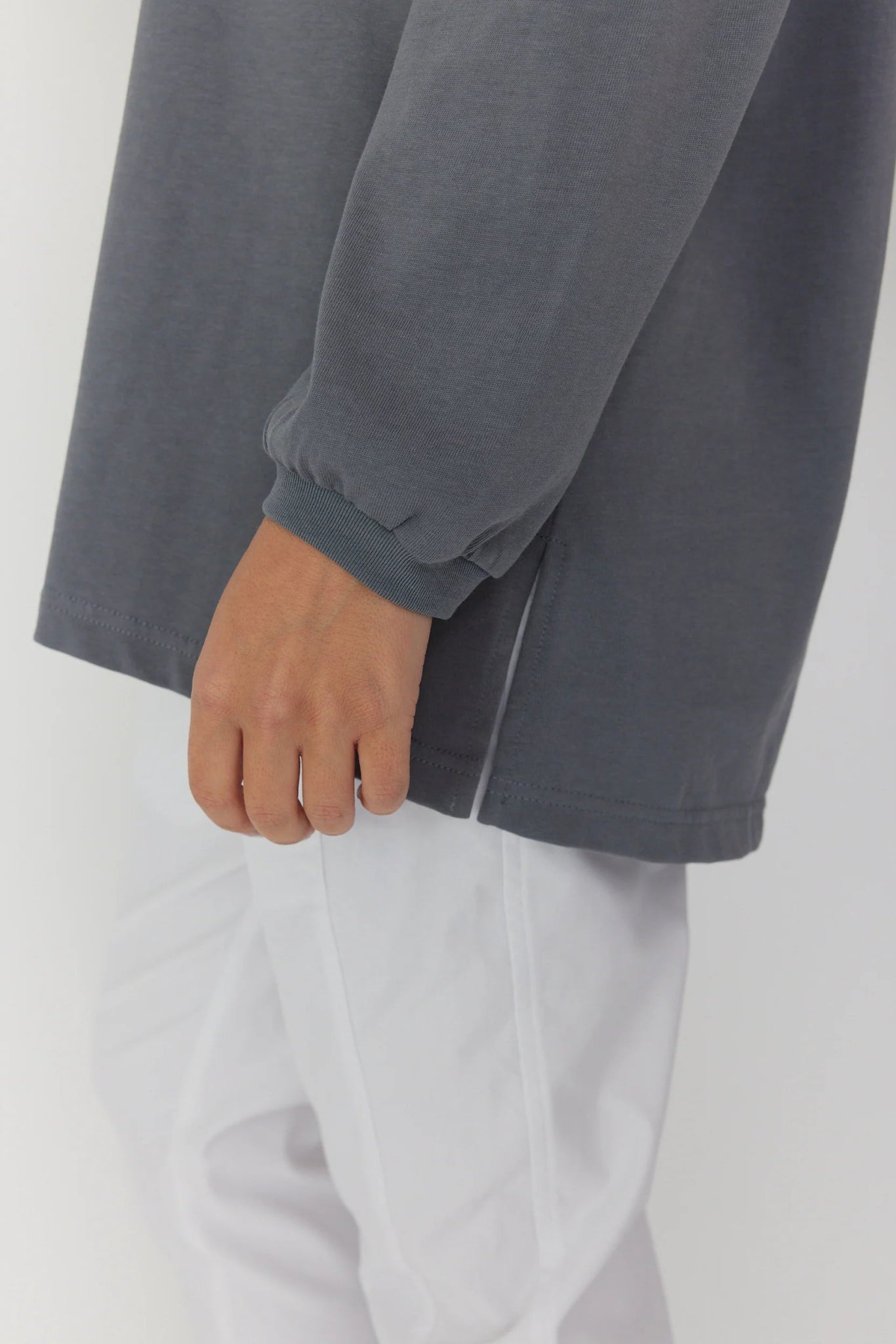 Monochrome V-Top