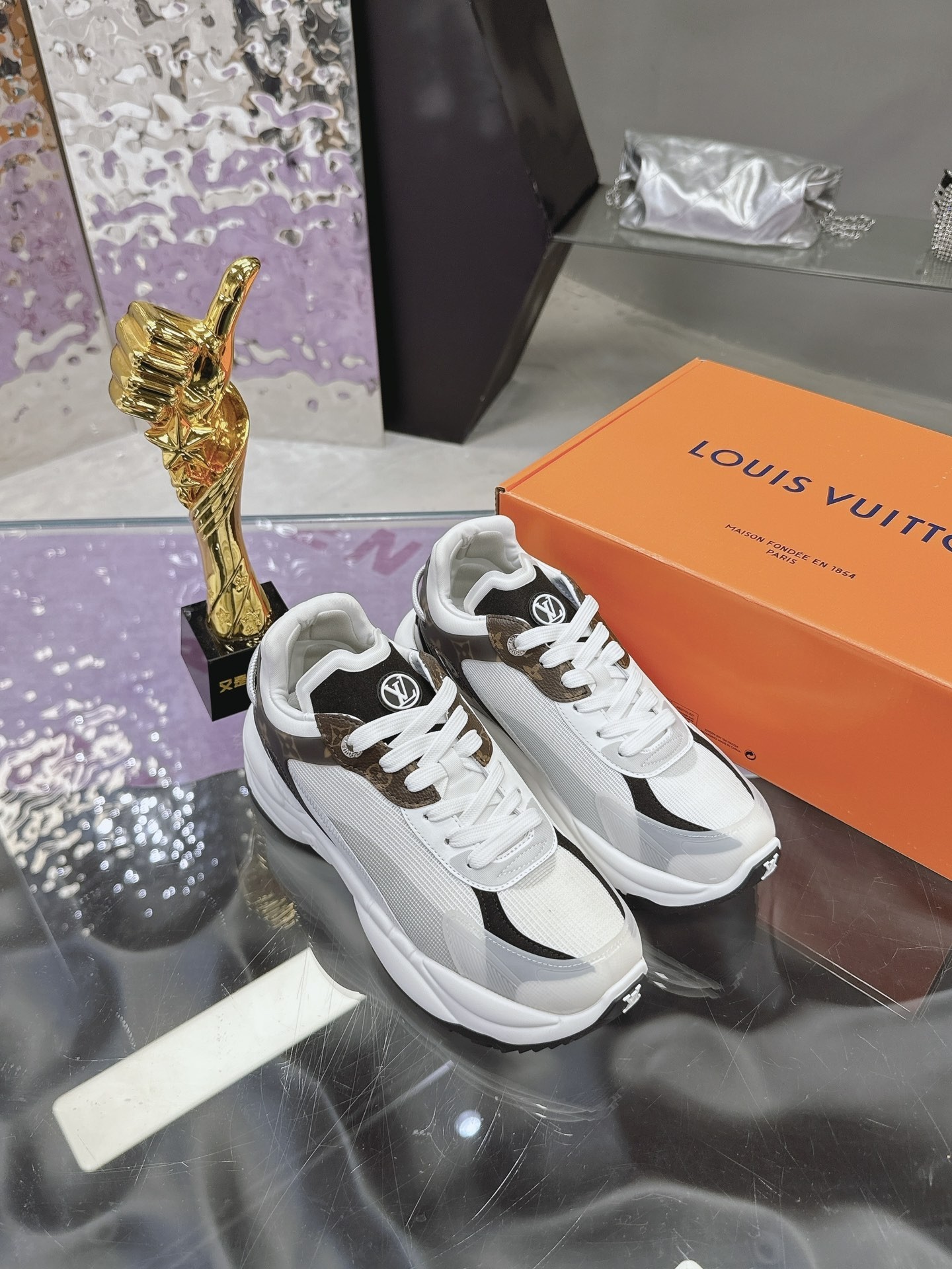 L X V SNEAKERS