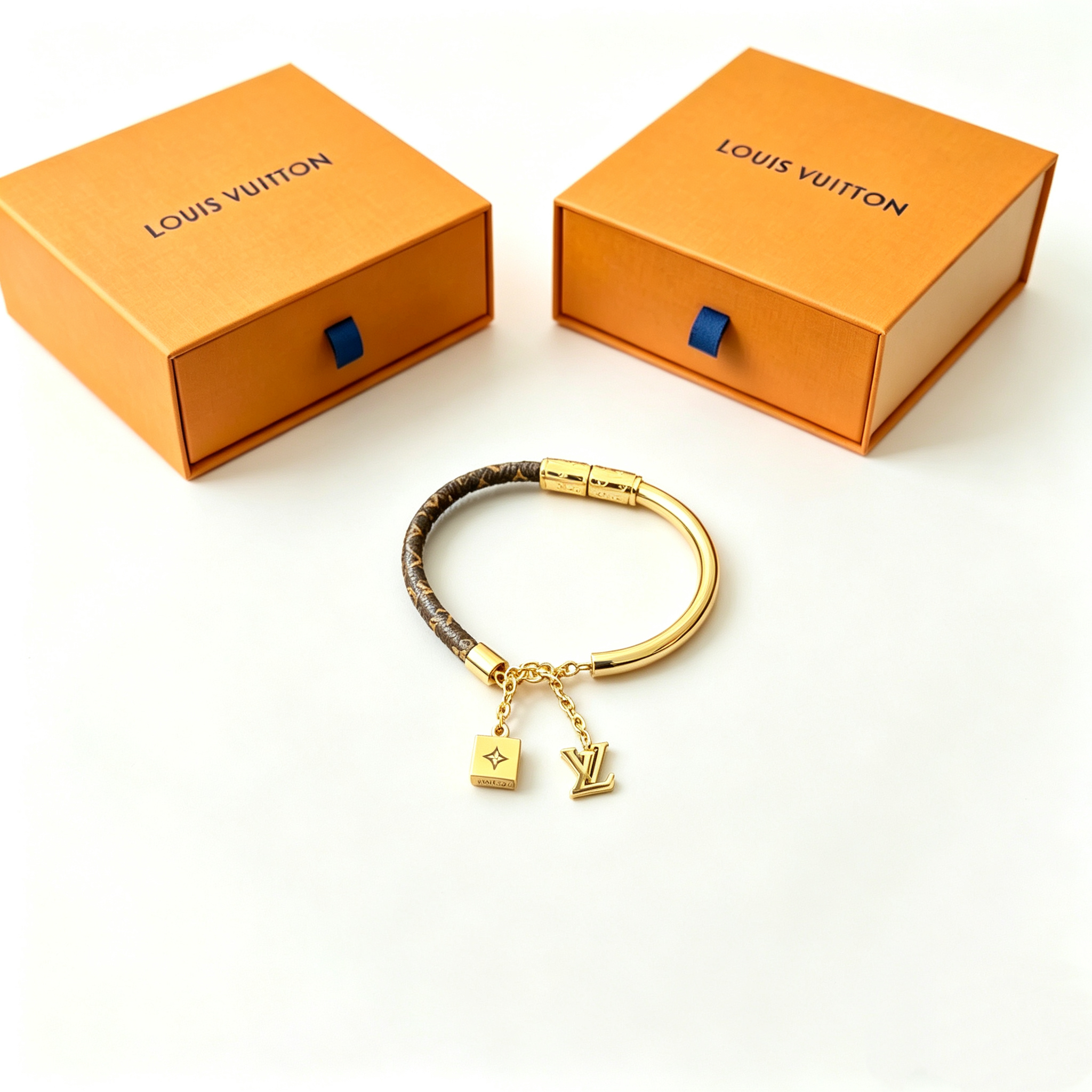 L——Metal and Leather Spliced Bracelet