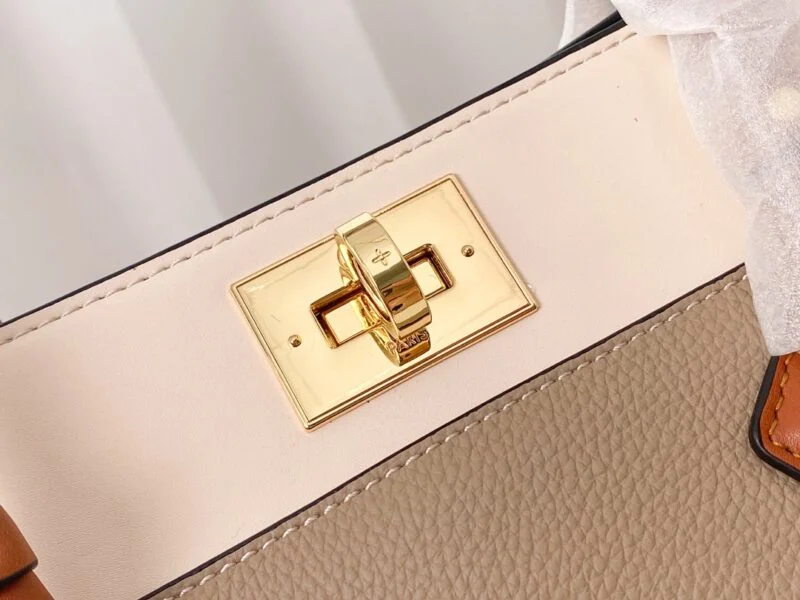 Louis Vuitton On My Side M53824