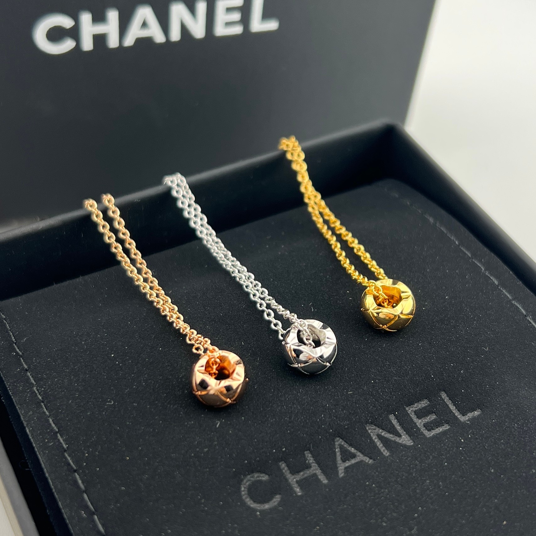COCO Diamond Pattern Circle Necklace - Artisantouchss