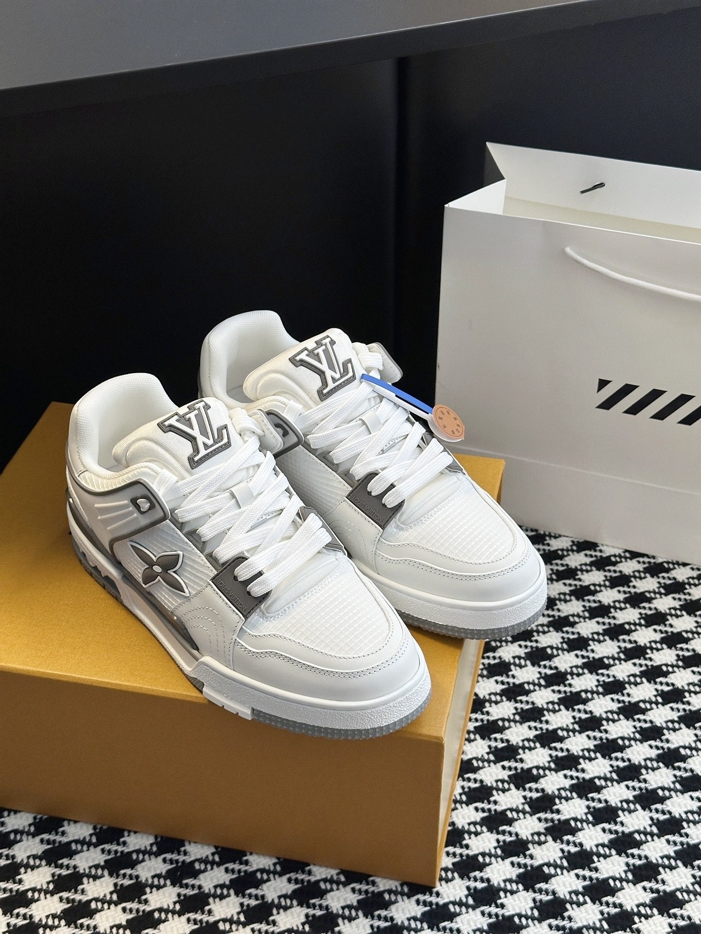 L X V SNEAKERS