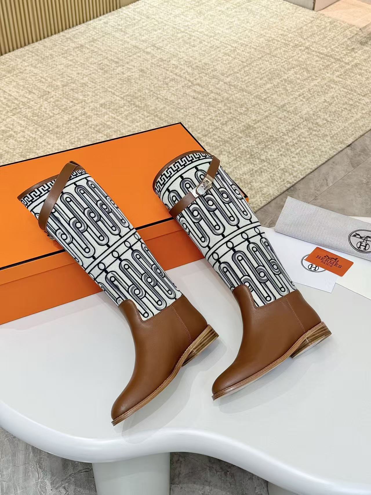 Kelly high-top knight shoes