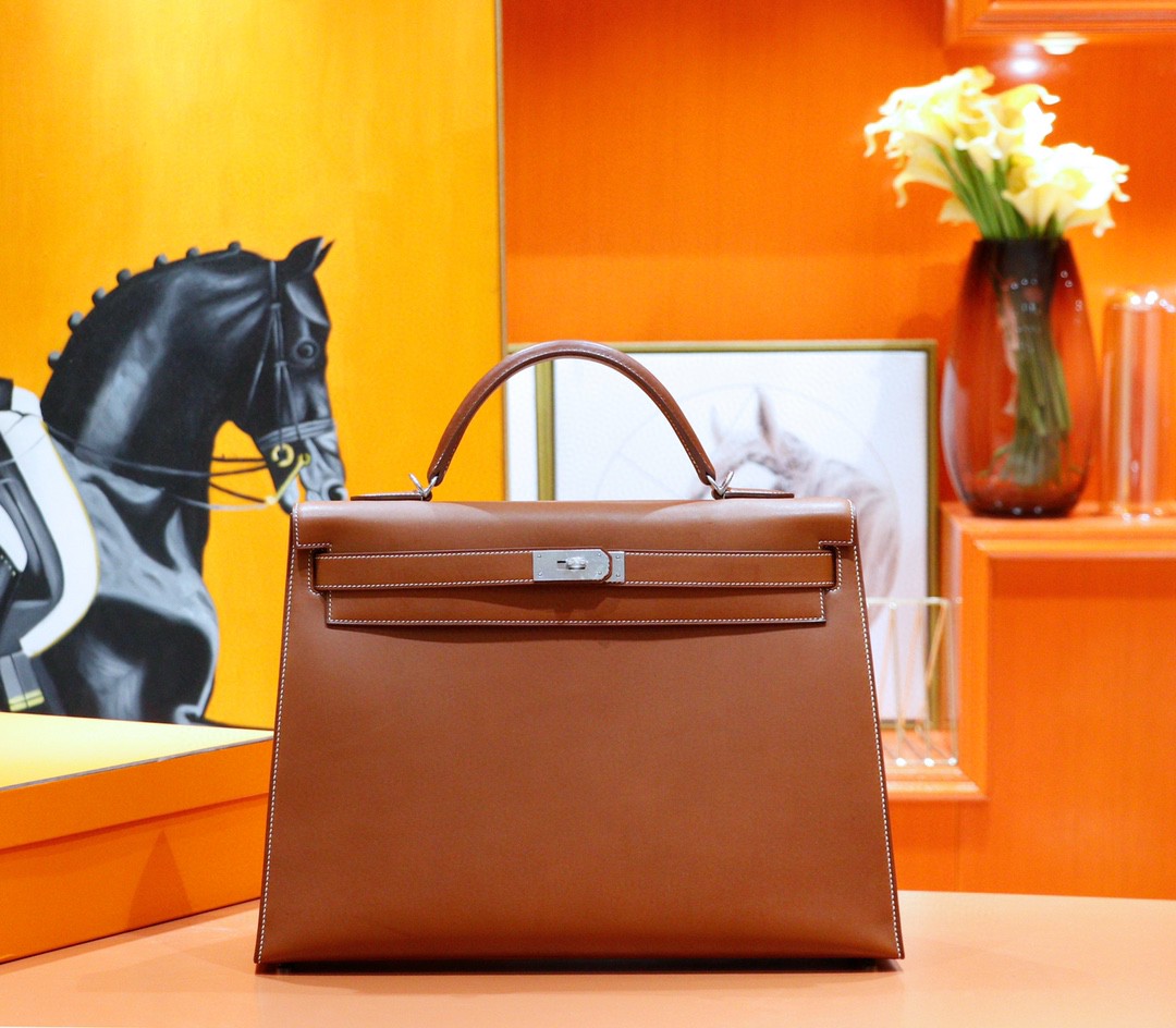 Hermes Kelly brown gold leather full-sewn saddle leather with silver buckles, 40cm long