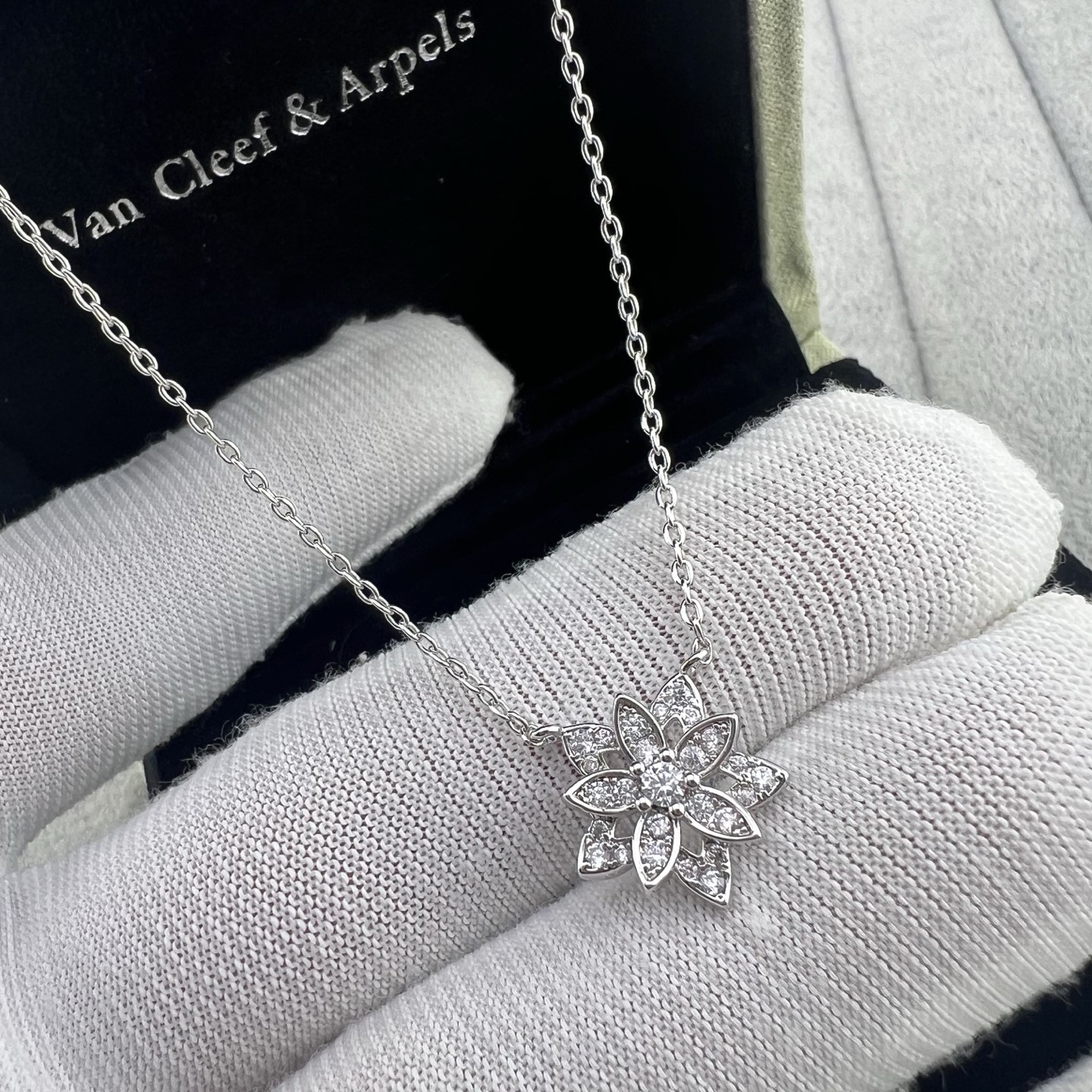 White gold full diamond hollow lotus necklace - Artisantouchss