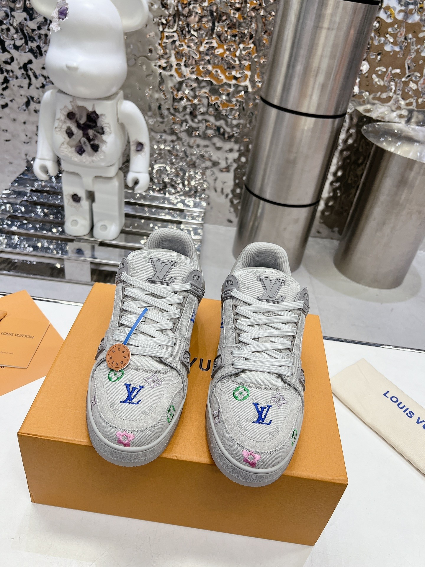 L X V TRAINER detail 3