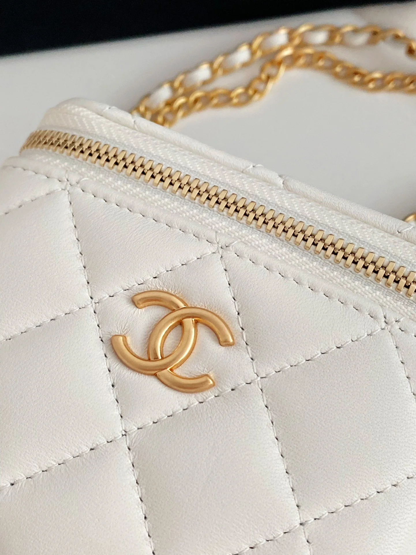 Chanel Small Vanity With Chain White For Women, Women’s Bags 4.3in/11cm