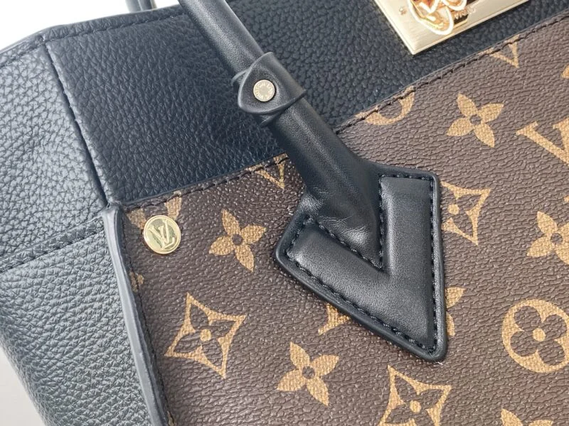 Louis Vuitton On My Side M53827