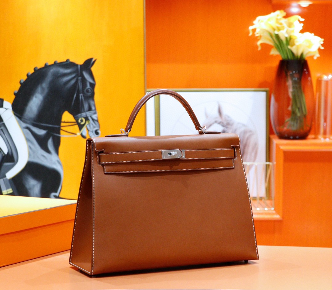 Hermes Kelly brown gold leather full-sewn saddle leather with silver buckles, 40cm long