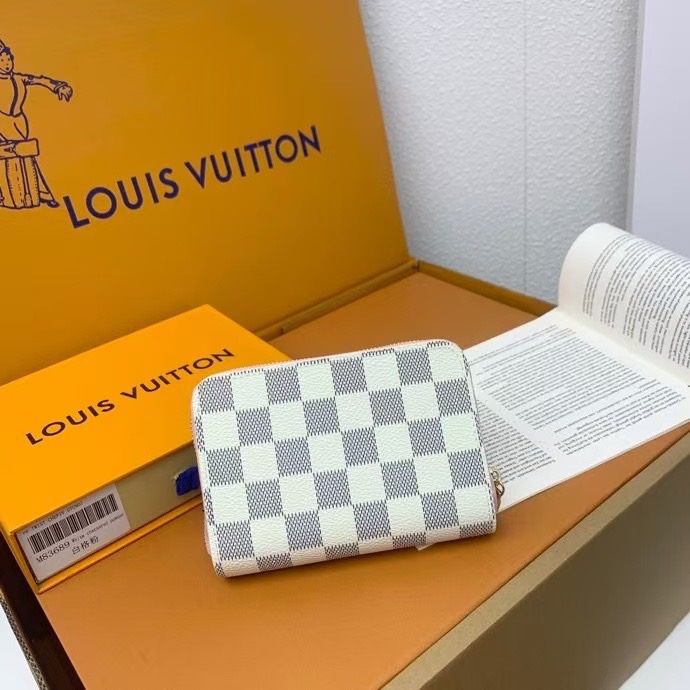 Louis Vuitton Women Card Holder M83689