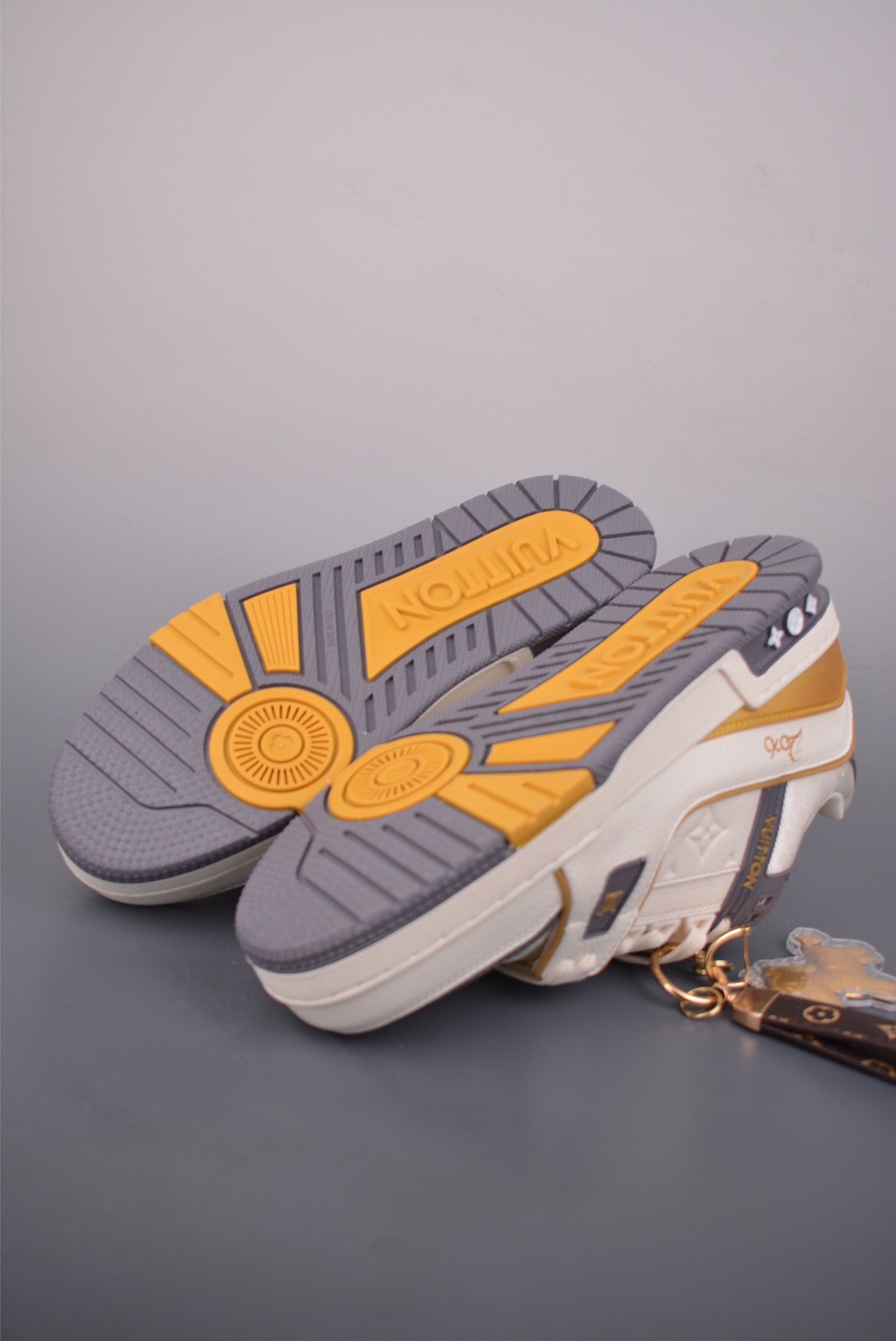 L X V Trainer SNEAKERS detail 3