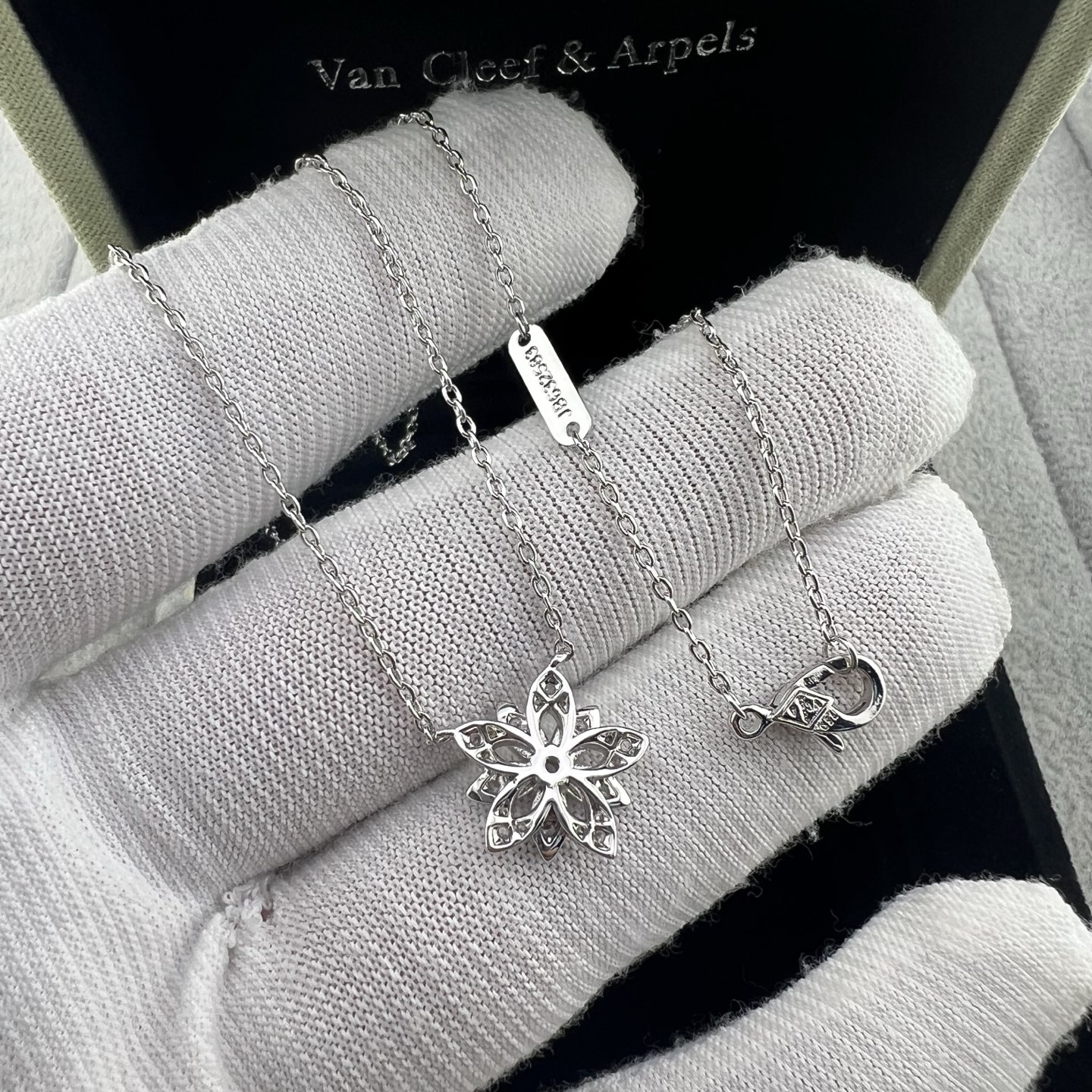 White gold full diamond hollow lotus necklace - Artisantouchss