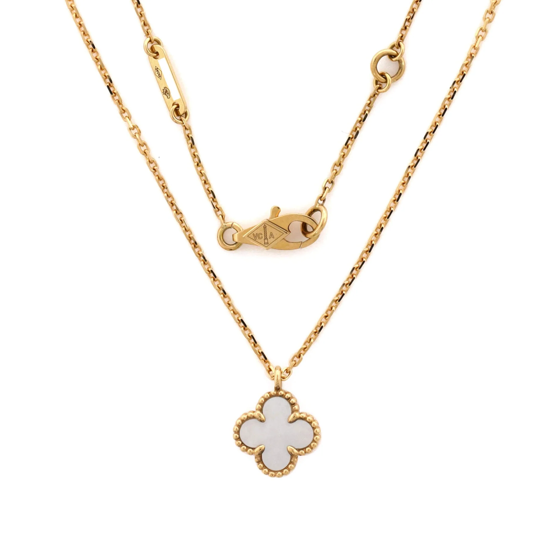 Sweet Alhambra Pendant Necklace 18K Yellow Gold and Mother of Pearl