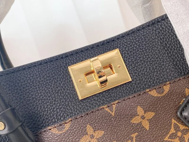 Louis Vuitton On My Side M53827
