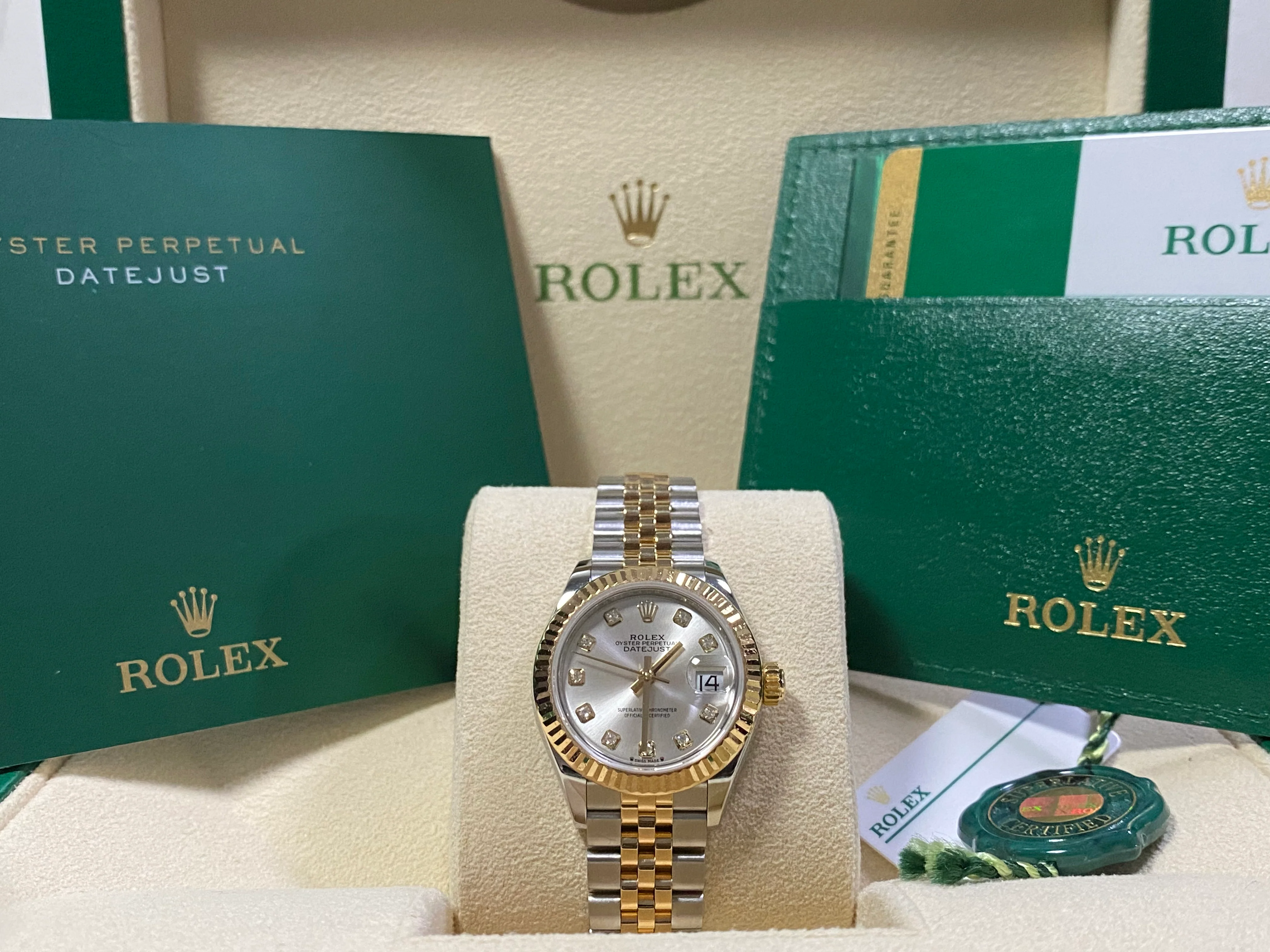 Rolex Steel and Yellow Gold Lady-Datejust 28 - 2020 - Fluted Bezel - Silver Diamond Dial - Jubilee Bracelet - 279173