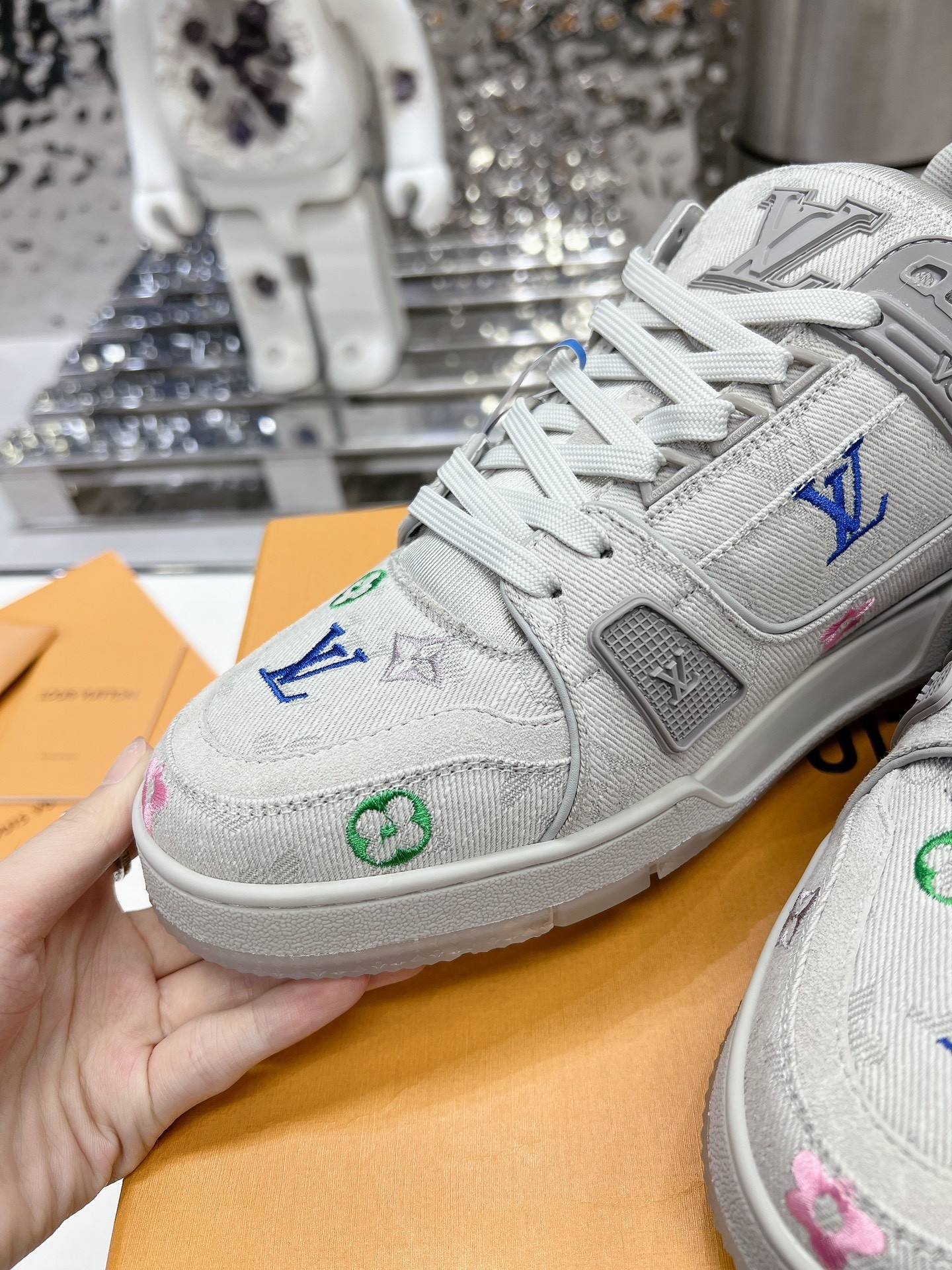 L X V TRAINER detail 6