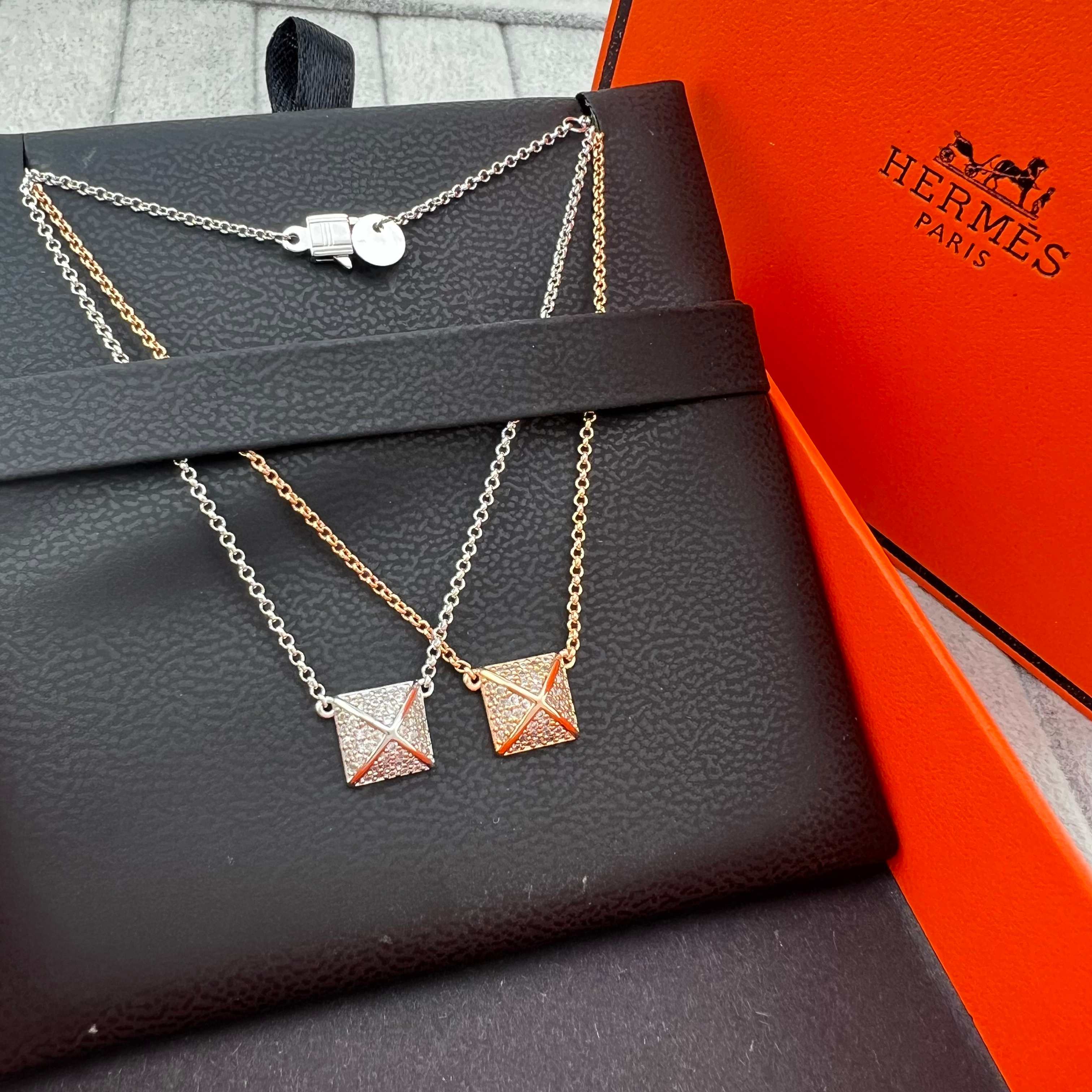 Rivet-shaped diamond necklace - Artisantouchss