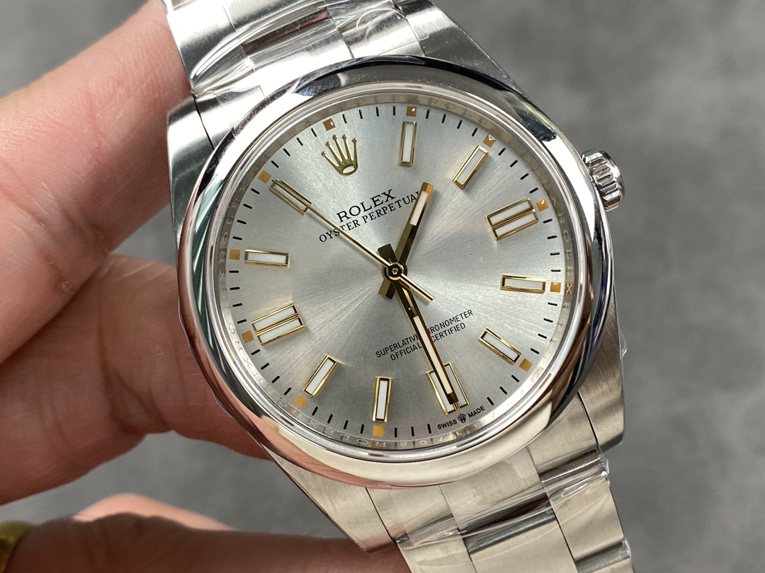 Rolex Oyster Perpetual 41mm Smooth Bezel Oyster Bracelet Silver Dial 124300 0001