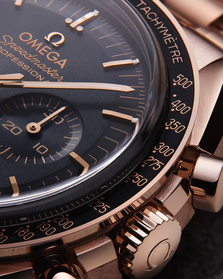 OMEGA SPEEDMASTER MOONWATCH PROFESSIONAL 42 MM, SEDNA™ GOLD ON SEDNA™ GOLD