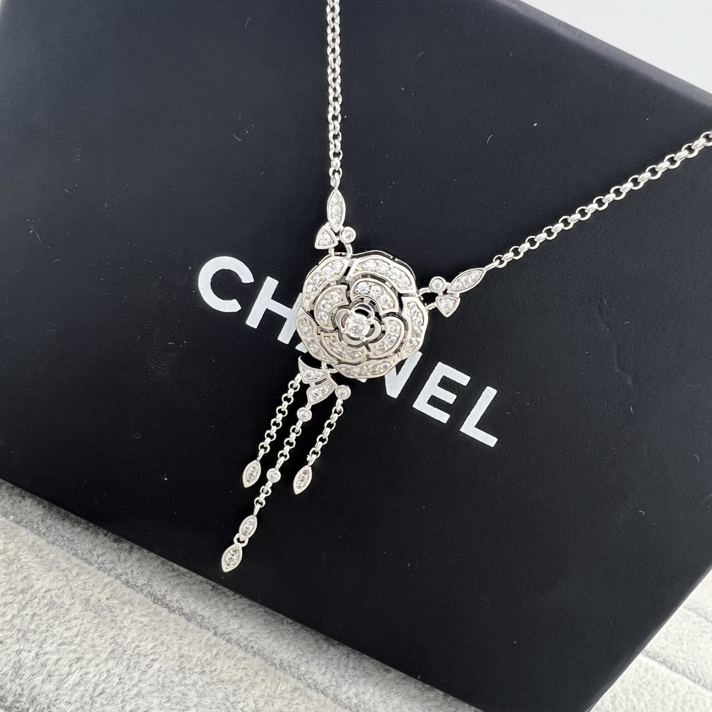 Custom-made camellia necklace - Artisantouchss