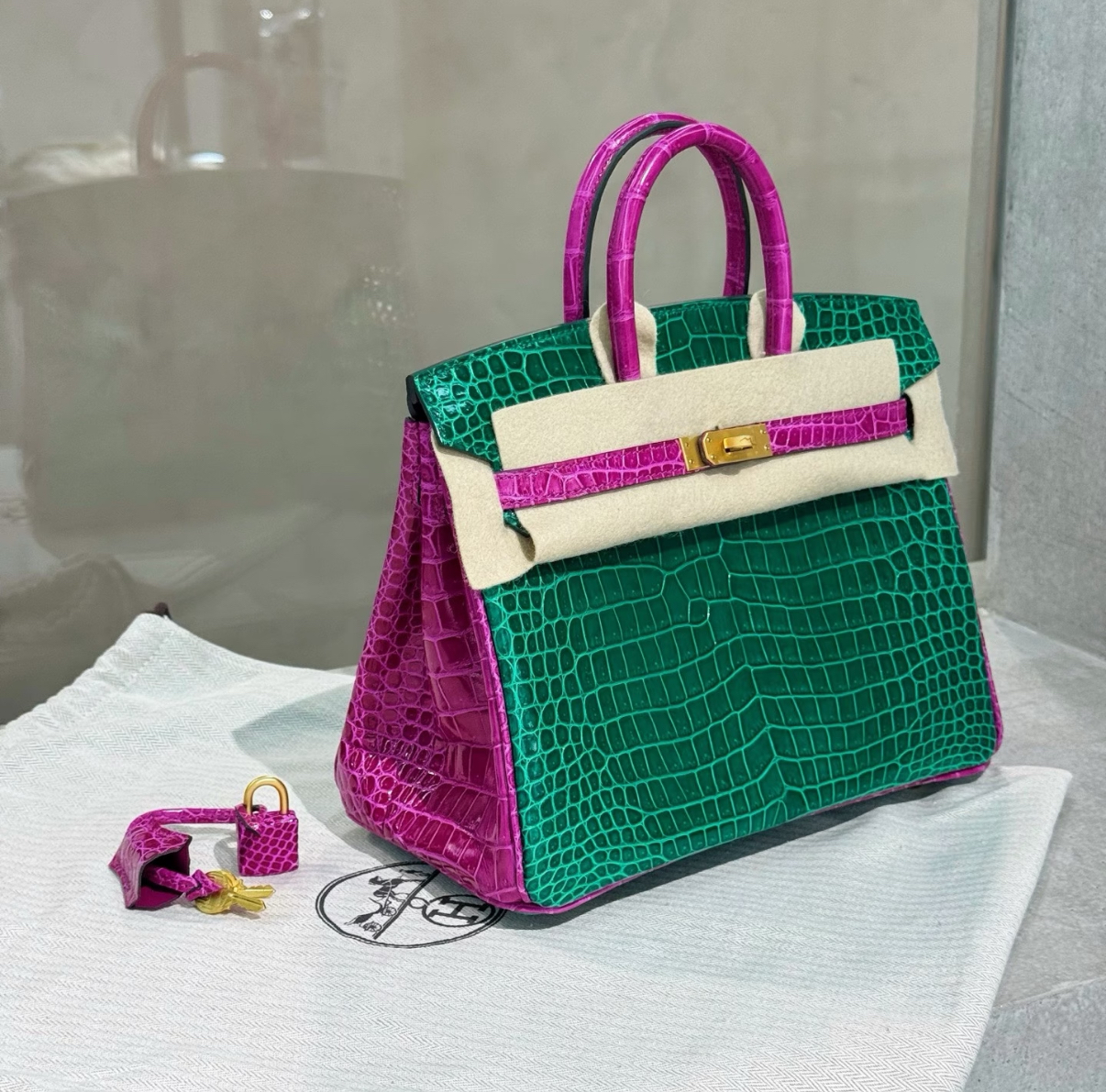 Hermès 25-35 inverted V shiny crocodile leather emerald green