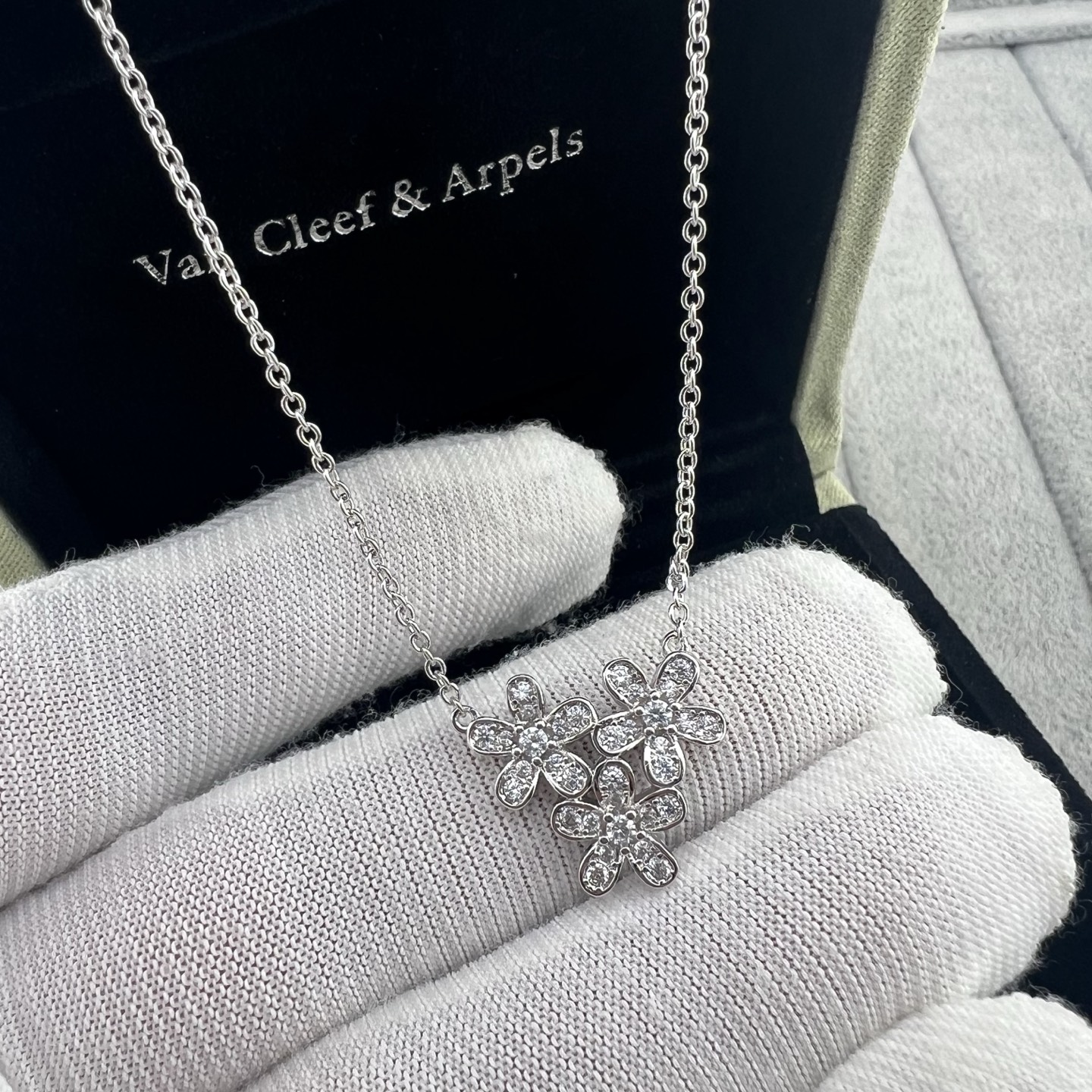 Socrate 3‑Flower Pendant Necklace - Artisantouchss