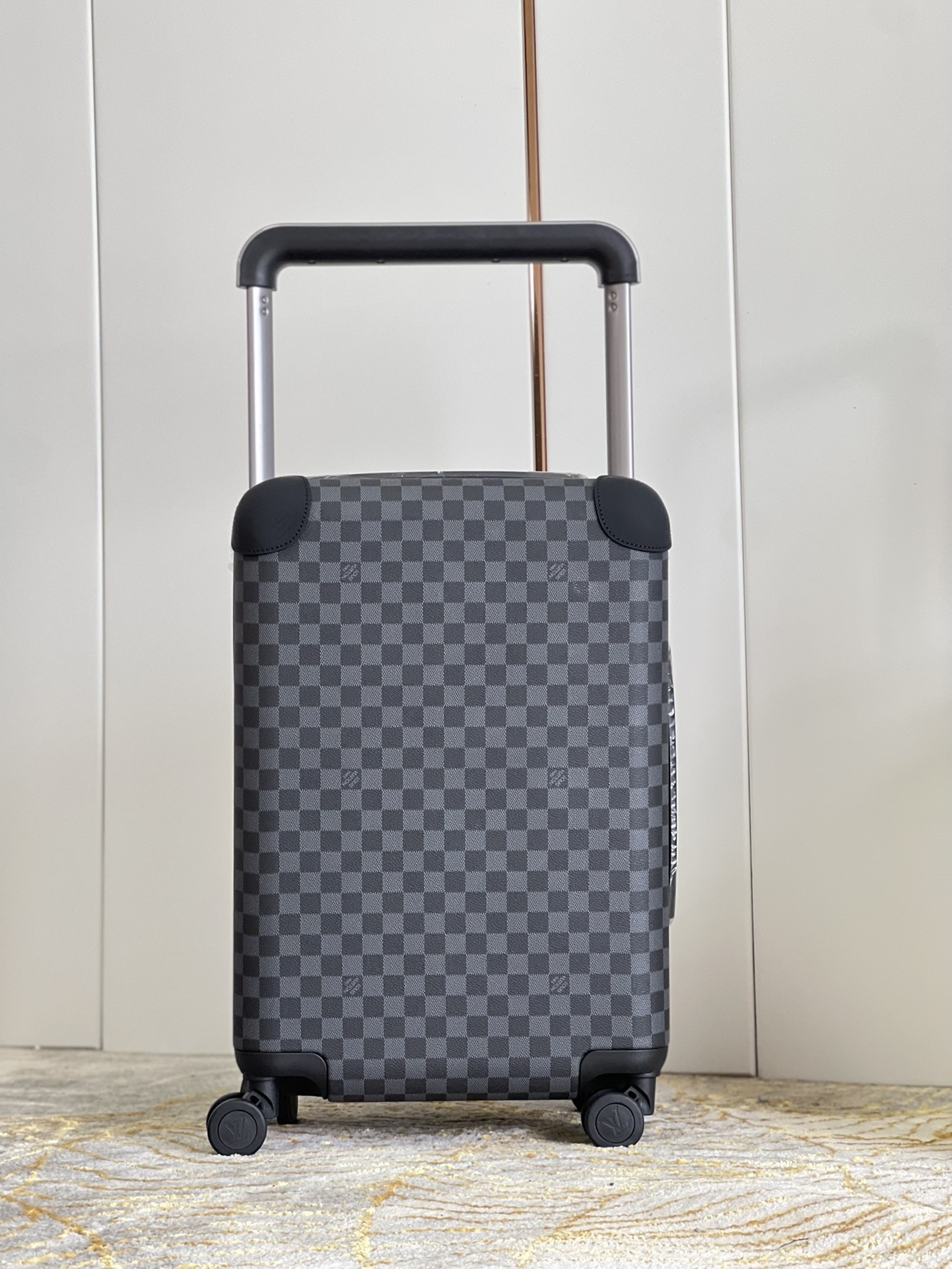 L X V Suitcase Size:55x38x21cm