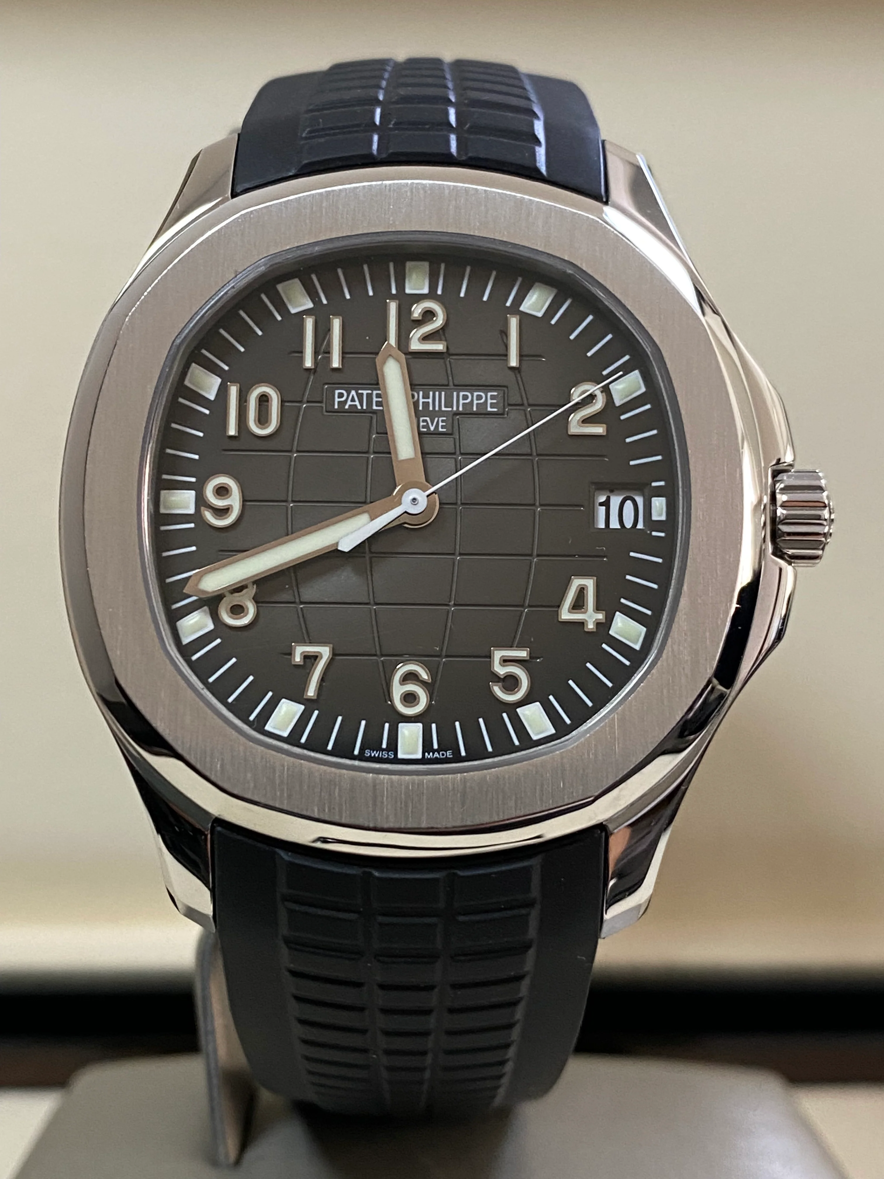 Patek Philippe Men's Aquanaut - 2020 - Black Embossed Dial - Uncut Strap - 5167A-001 *FULL SET*
