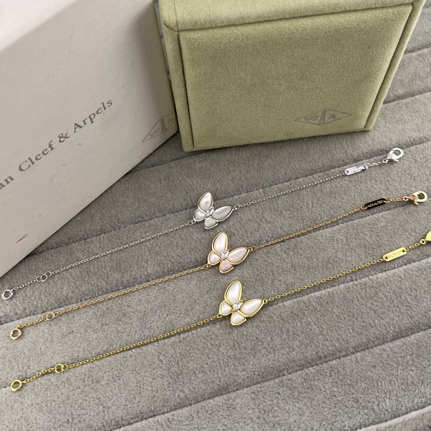 White mother-of-pearl single diamond butterfly bracelet - Artisantouchss