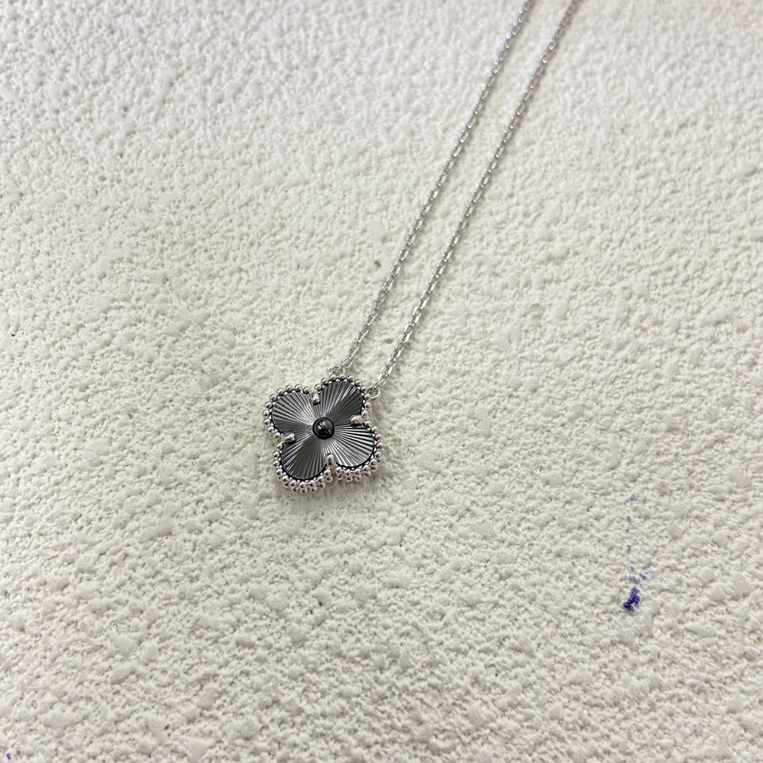 Black laser-cut four-leaf clover white gold necklace - Artisantouchss