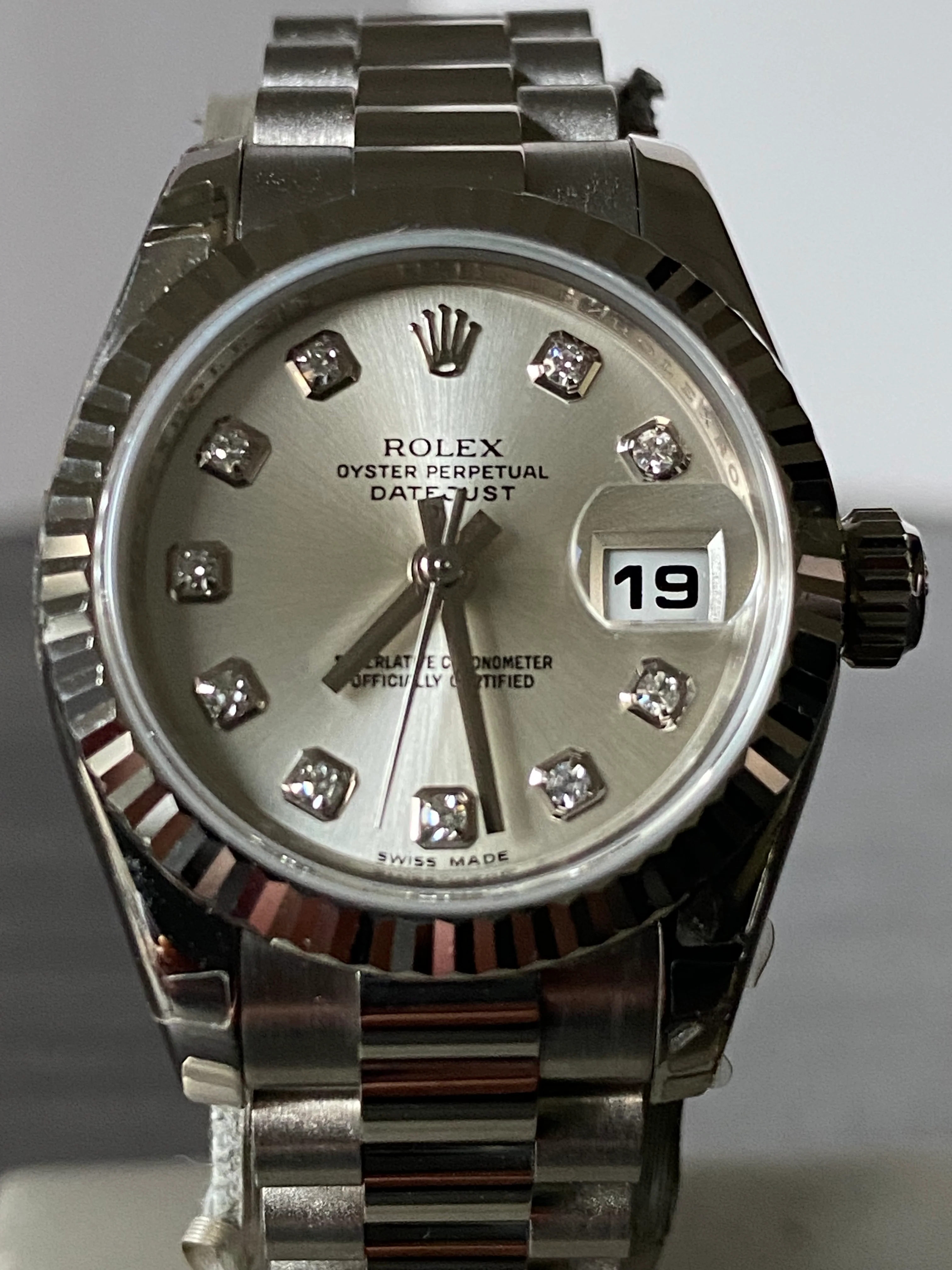 Rolex White Gold Lady-Datejust 26 - Fluted Bezel - Silver Diamond Dial - President Bracelet - 179179