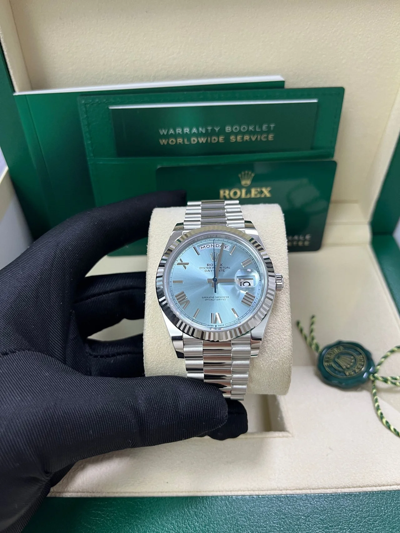 Rolex Day-Date 228236 0012 Fluted Bezel Ice Blue Dial 40MM Mens Replica Watch