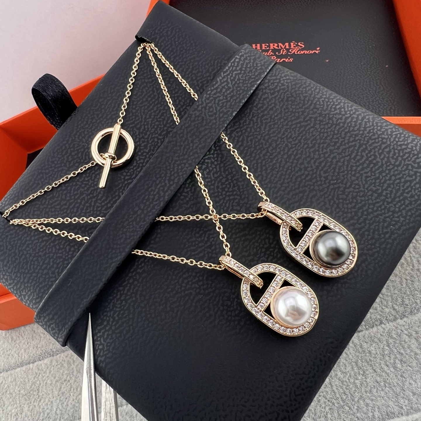Diamond-encrusted pearl clasp necklace - Artisantouchss