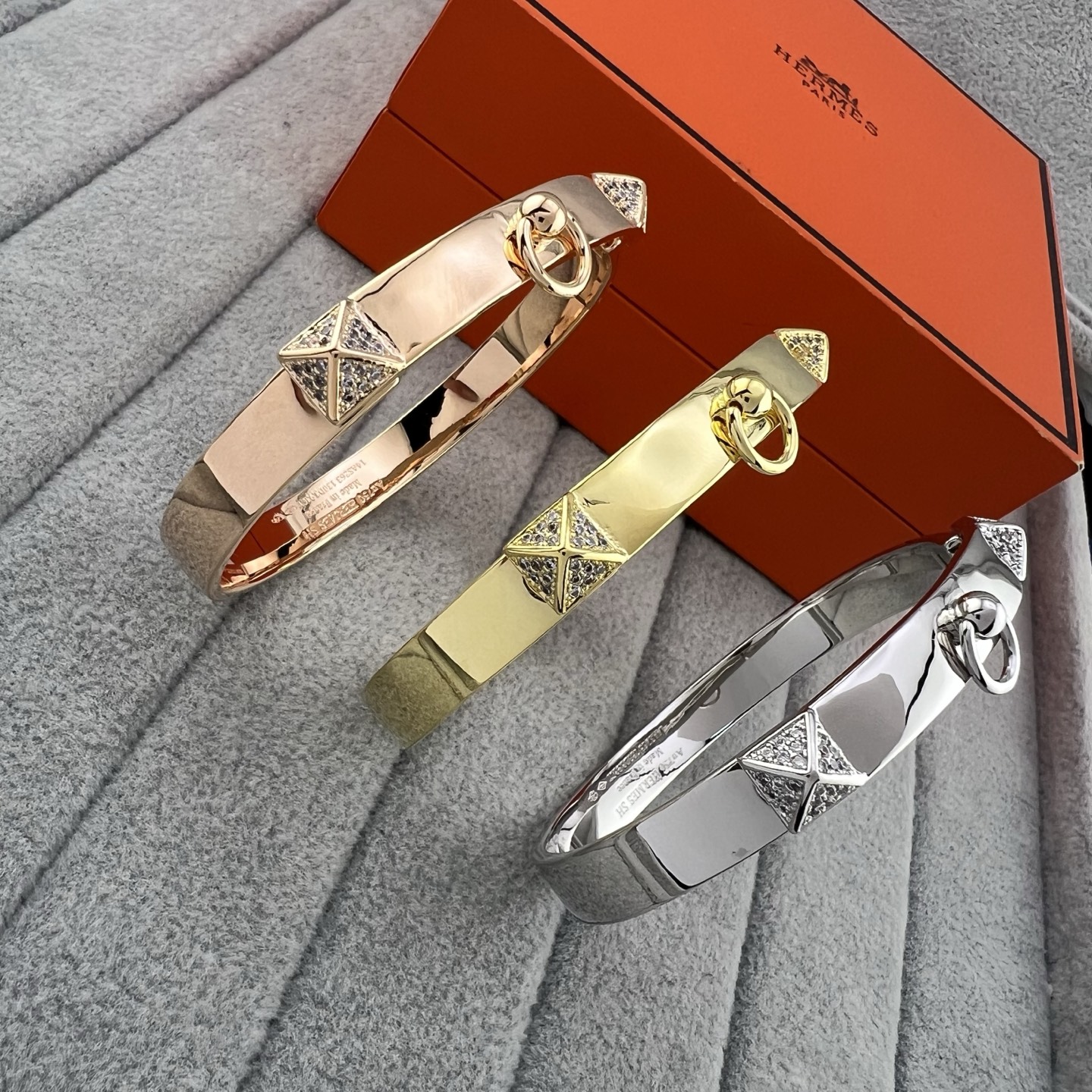Pyramid-shaped diamond-set bracelet - Artisantouchss