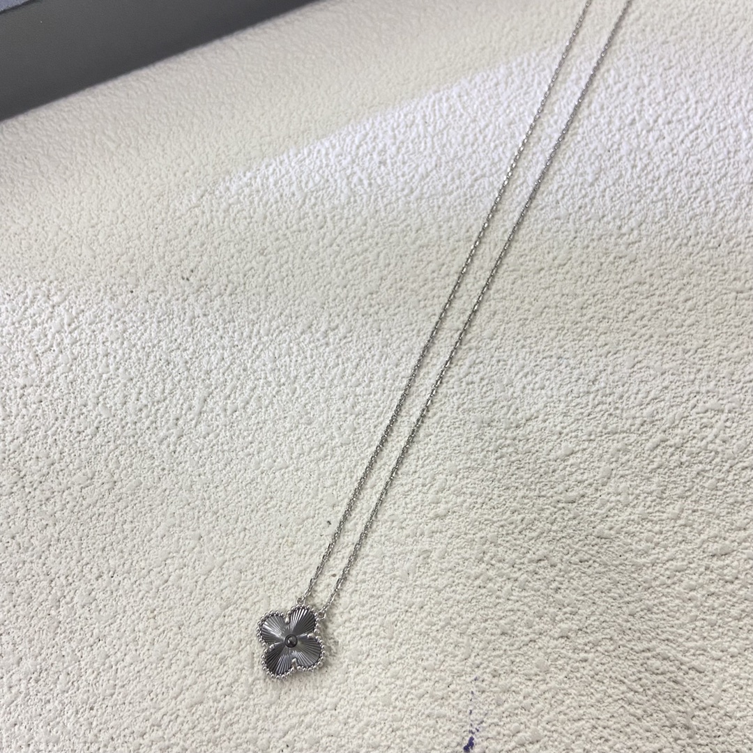 Black laser-cut four-leaf clover white gold necklace - Artisantouchss