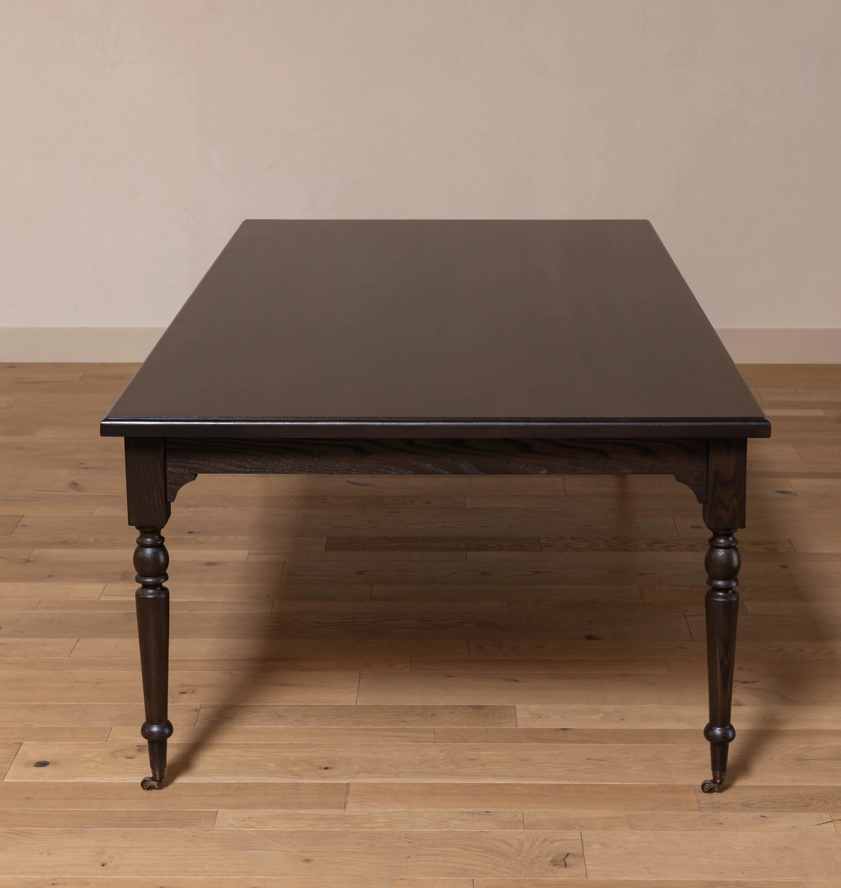Lavi Dining Table