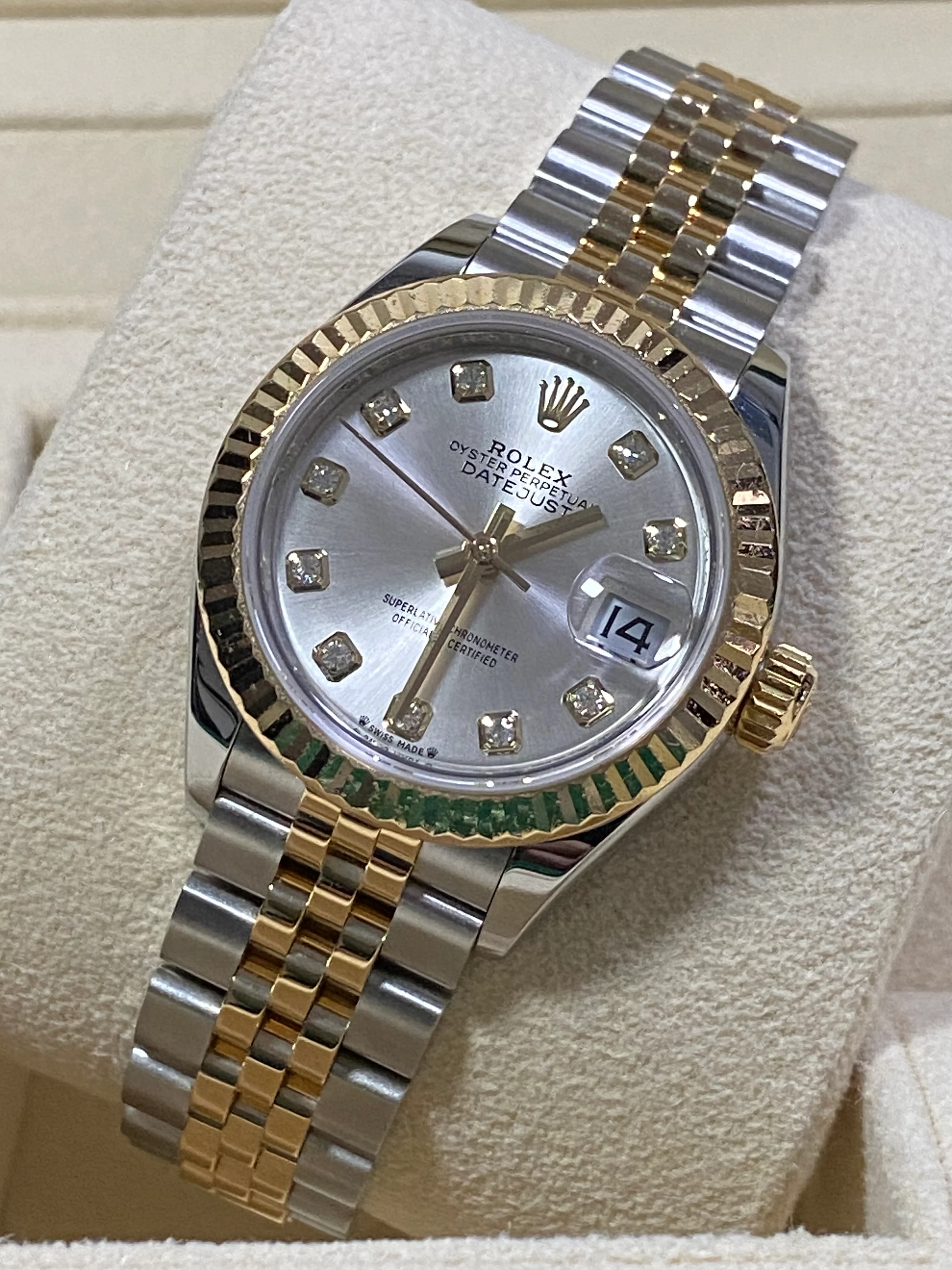 Rolex Steel and Yellow Gold Lady-Datejust 28 - 2020 - Fluted Bezel - Silver Diamond Dial - Jubilee Bracelet - 279173