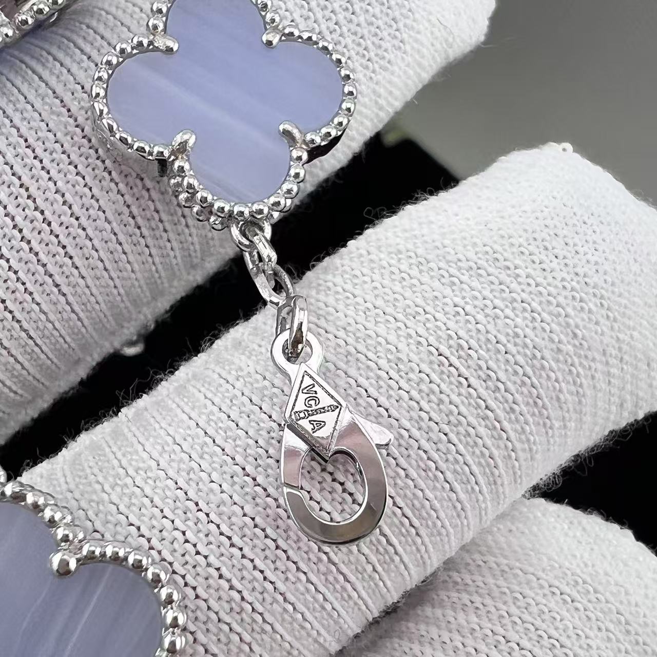 Four-leaf clover whiteblue mother-of-pearl bracelet - Artisantouchss