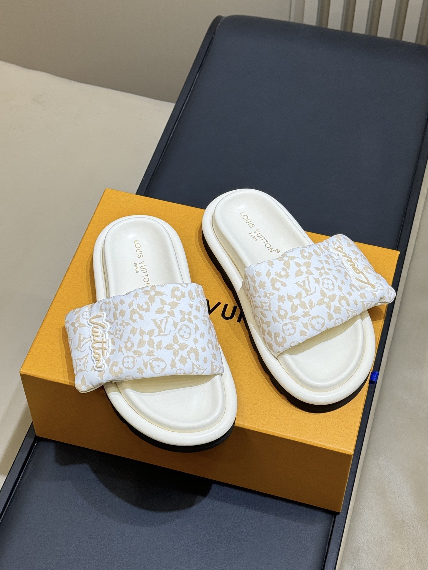 L X V SLIPPERS