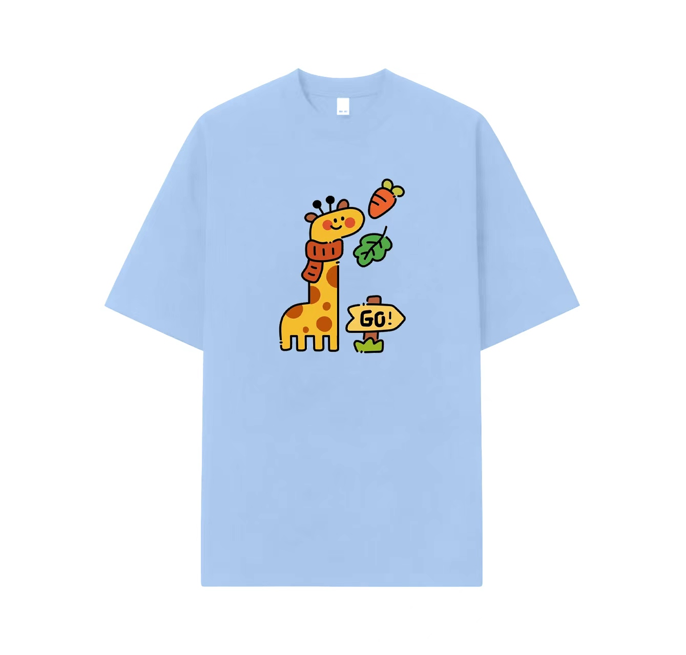 A cute short-sleeved shirt printed with a giraffe wearing a scarf is a must-have item for your summer wardrobe.