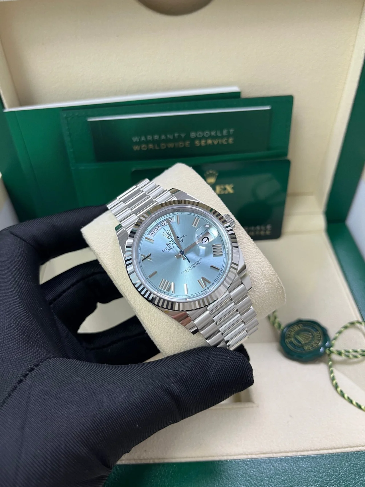 Rolex Day-Date 228236 0012 Fluted Bezel Ice Blue Dial 40MM Mens Replica Watch
