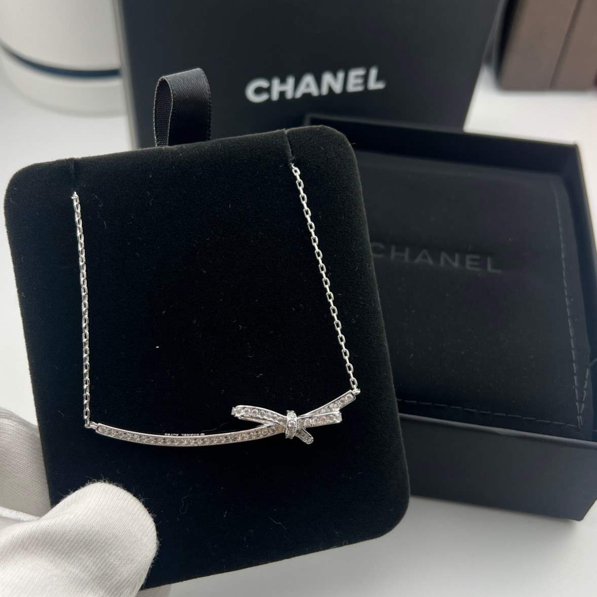 Diamond-encrusted bow necklace - Artisantouchss