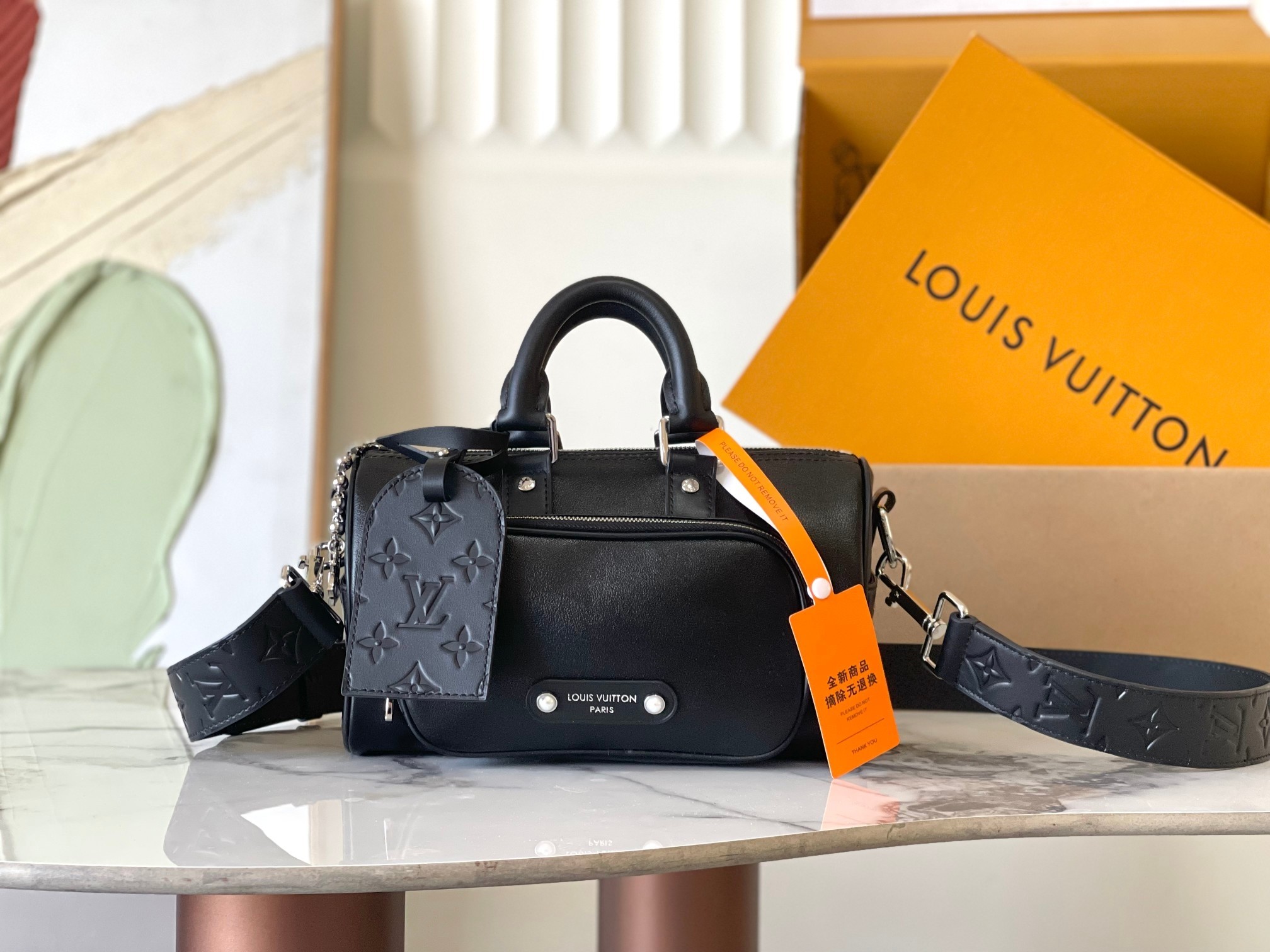 L X V Shoulder bag M13988 Size：25x15x11cm