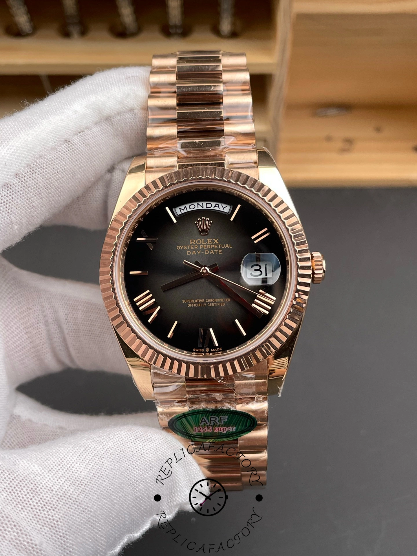 Rolex Day Date in 18 ct Everose Gold M228235 0055 40mm
