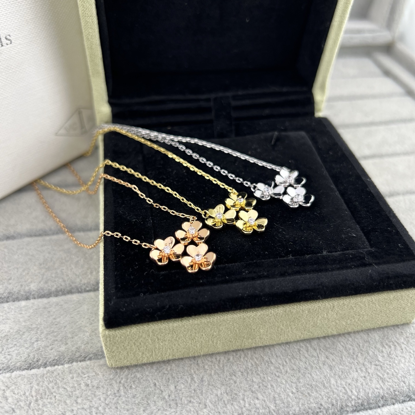 3‑Flower Pendant Necklace - Artisantouchss